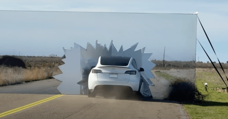 O mașină Tesla, „păcălită” să lovească un zid fals. Un fost inginer al NASA a demonstrat că e posibil