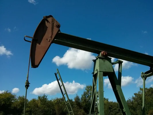 Prețul petrolului a coborât la minimul ultimilor patru ani. Războiul comercial dintre SUA și China alimentează temerile privind recesiunea