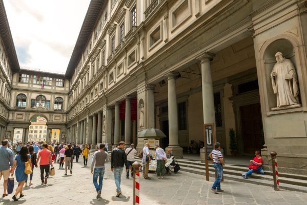 VIDEO Un turist a deteriorat o pictură în ulei de valoare inestimabilă din Galeria Uffizi din Florenţa, după ce s-a sprijinit de tabloul baroc pentru a face un selfie