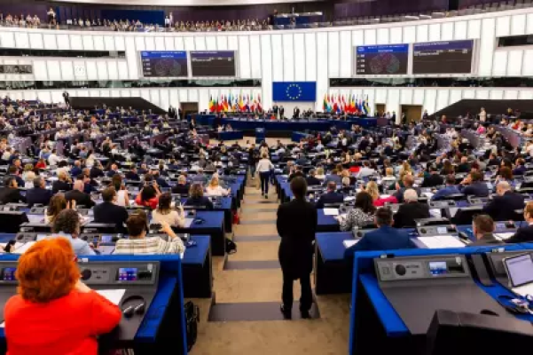 Cine sunt eurodeputaţii români care au votat în favoarea moțiunii de cenzură împotriva Ursulei von der Leyen