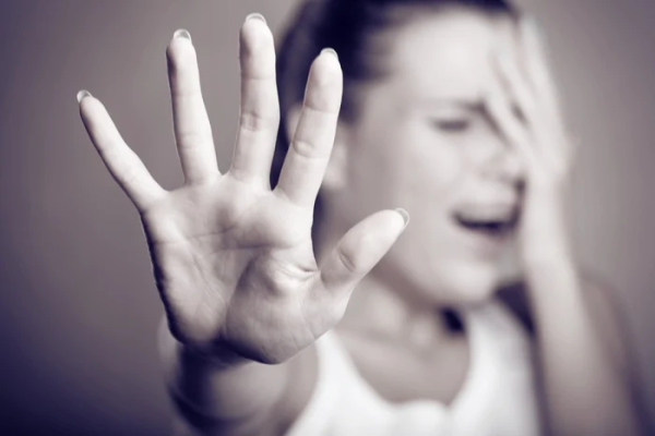 Analiză
        Femeile din România, între victime ale violenței și absența din funcții de decizie. „Încă nu suntem într-o societate normală”