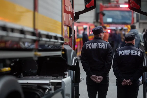 VIDEO Incendiu de amploare la acoperişul unui bloc din Slatina. Peste 20 de persoane evacuate din imobil. 50 de pompieri intervin