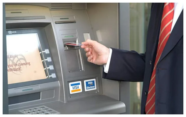 Guvernul ia banii românilor de pe card încă o săptămână. Sumele, cel puţin 5.000 de lei, ajung direct în Trezorerie