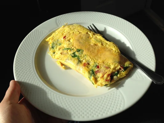 Ce să pui în omletă ca să iasă pufoasă și gustoasă. Ingredientul banal pe care bucătarii îl adaugă în tigaie