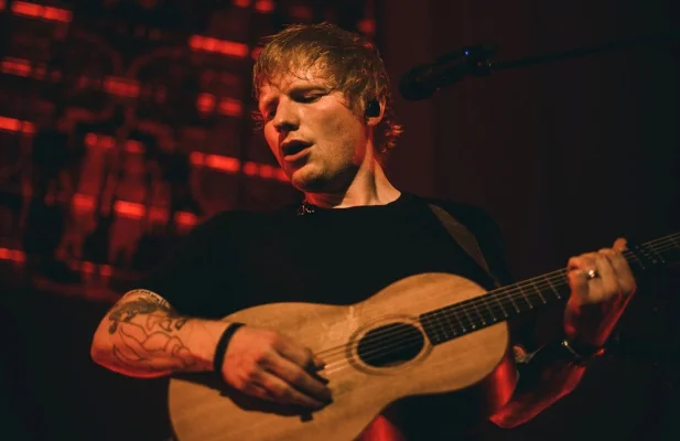 Un oraș va sărbători seria de concerte ale lui Ed Sheeran, devenind roz.