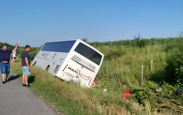 UPDATE Un autocar s-a răsturnat pe autostrada A2, în judeţul Călăraşi/ A fost activat Planul roşu de intervenţie/ La caz sunt trimise două elicoptere SMURD/ Mai mulţi copii răniţi şi un adult decedat/ Posibilă cauză, explozia unei anvelope FOTO