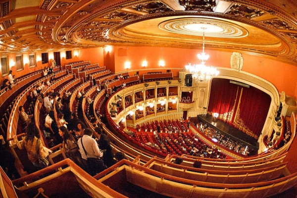 Toţi elevii care au promovat Bacalaureatul cu media finală 10 vor avea acces gratuit la Opera Naţională Bucureşti în stagiunea următoare
