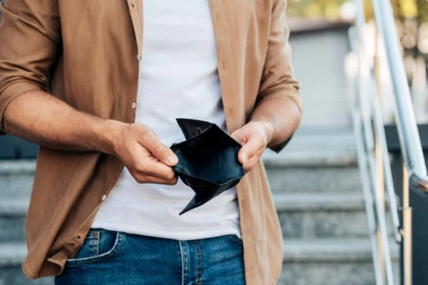 Poveri URIAȘE pentru români. Taxe și impozite mai mari de la 1 iulie 2025. Scumpiri în lanț