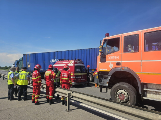 Trei copii şi 11 adulţi, răniţi într-un accident rutier pe autostrada A1 Deva-Nădlac, în zona localităţii timişene Margina / Au fost implicate cinci autoturisme, un autotren şi o autoutilitară