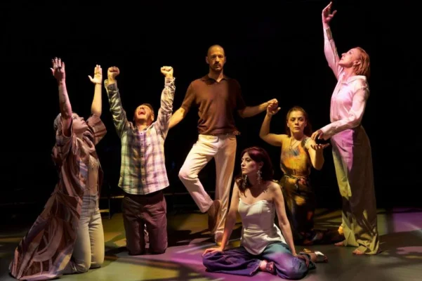 NIMIC NU E ÎNTÂMPLĂTOR, un spectacol inspirat de teatralitatea constelațiilor familiale