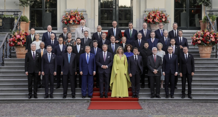 Nicușor Dan, pus la loc de cinste la Summit-ul NATO. a stat lângă Mark Rutte, în spatele lui Donald Trump şi al regelui Willem-Alexander