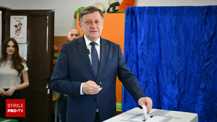Crin Antonescu, ironic, despre cei doi candidaţi: Între cele două secte, nu ai unde să te ascunzi. Devii duşman rapid