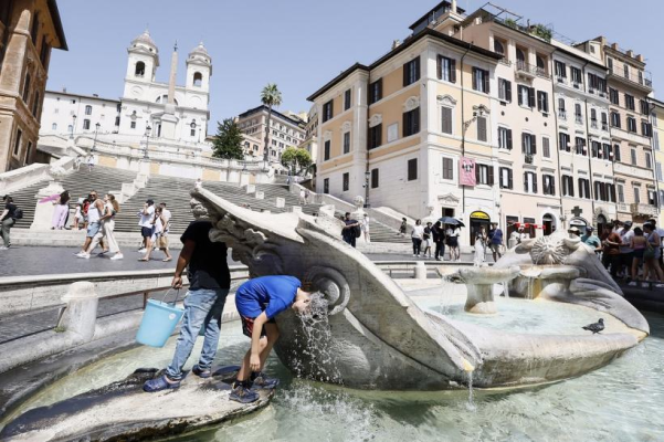 Un bărbat de 80 de ani a încercat să coboare cu mașina Treptele Spaniole din Roma