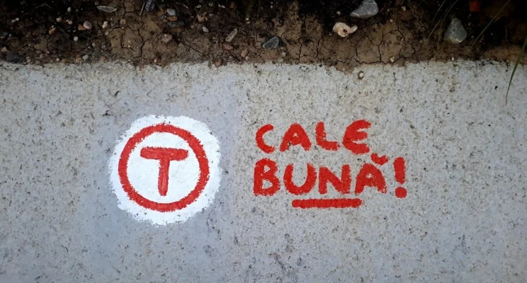 Braşovul devine poartă de intrare pe Via Transilvanica / Una din bornele de andezit care vor marca traseul va fi instalată în Piața Sfatului