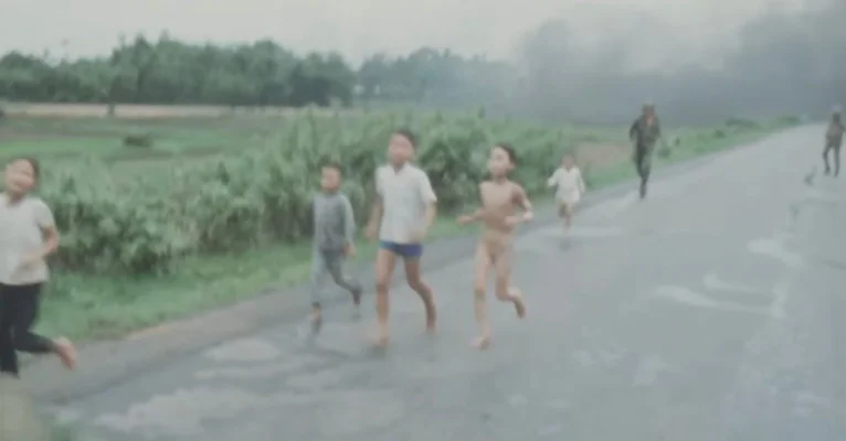World Press Photo suspendă atribuirea calităţii de autor fotografului Nick Ut pentru celebra fotografie „Napalm Girl” din timpul războiului din Vietnam