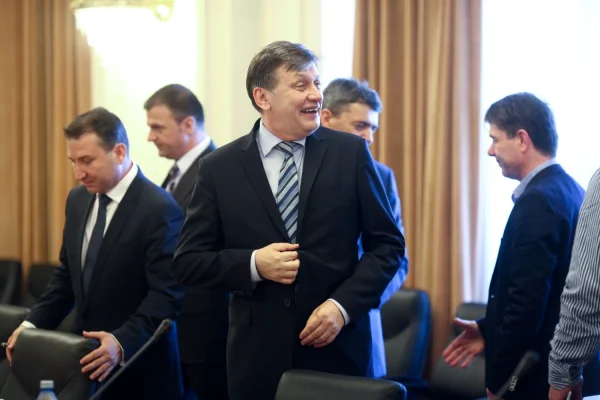 Crin Antonescu, despre Simion : „Nici măcar suveraniști serioși nu avem. Avem niște impostori”. Ce spune despre decizia Curții de Apel Ploiești