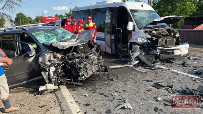 ​MONITORUL DE BOTOȘANI | Accident cu zece victime după coliziunea dintre un microbuz si un autoturism