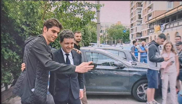 Nicușor Dan a făcut selfieuri cu studenții din Regie care așteptau la coadă să voteze: ”Au conștientizat momentul de cotitură și am venit să le mulțumesc / Îndemn lumea să iasă la vot”