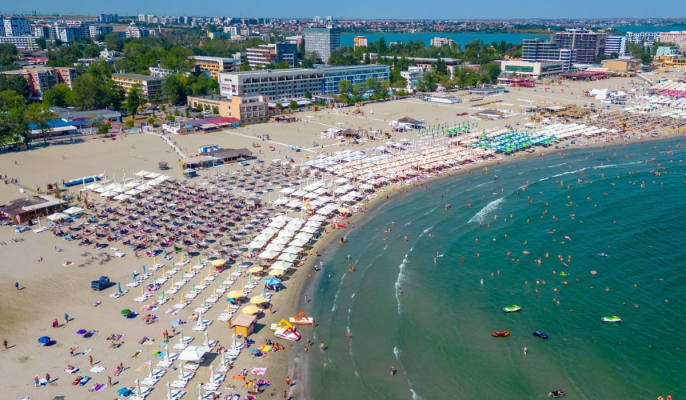 Efect imediat al deciziei guvernului Bolojan de a tăia la jumătate valoarea voucherelor de vacanță: hotelierii se plâng că pe litoral nu mai vin turiști