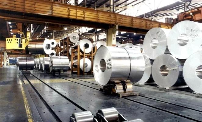 Trump spune că intenționează să dubleze tarifele pentru oțel și aluminiu la 50% pentru a proteja locurile de muncă din industria siderurgică americană