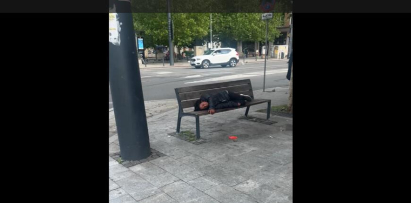 VIDEO. Plin de oameni ai străzii în Piața Gării. Unii își fac nevoile în fața porților caselor