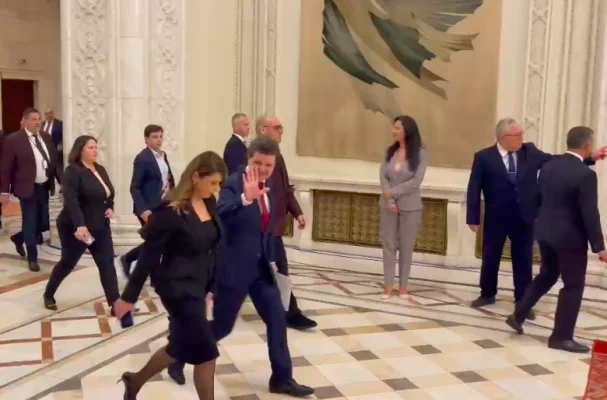Partenera lui Nicușor Dan a LIPSIT de la ceremonie, deoarece mezinul familiei este bolnav. Fiica lui Nicușor Dan, prezentă la Parlament