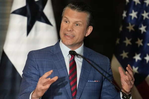 Trump îl susține pe Hegseth după ce planurile de atac au fost împărtășite în a doua discuție pe Signal