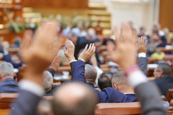 Aviz favorabil pentru austeritate. CES dă mână liberă Guvernului Bolojan să taie în carne vie: Sporuri plafonate, zile libere anulate (DOCUMENT)