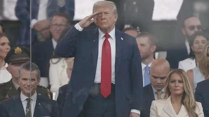 Trump încântat de parada sa militară de la Washington. Ample manifestaţii de protest de-a lungul SUA