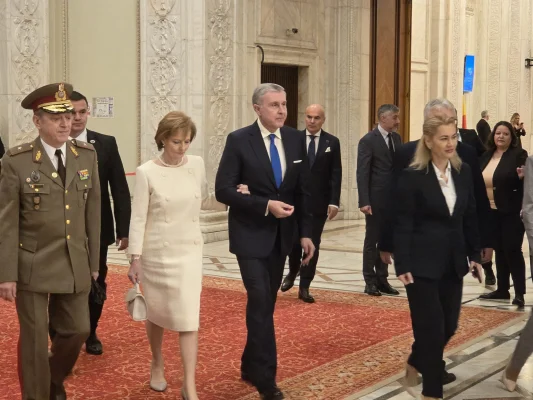 EXCLUSIV 	Imaginile zilei de la învestirea în funcție a lui Nicușor Dan. Ce nu s-a văzut la televizor / foto în articol