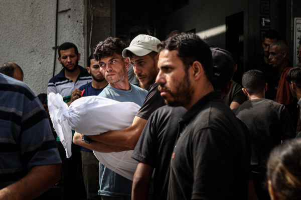 Peste 40 de persoane, ucise într-un atac aerian israelian care a lovit o cafenea din apropierea portului din orașul Gaza