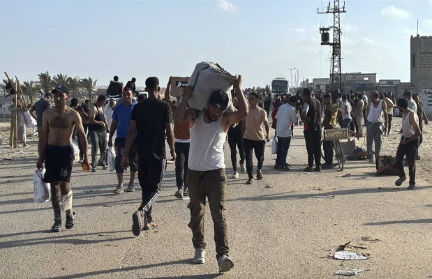 Peste 40 de persoane, RĂNITE la un centru de distribuție de AJUTOARE în Gaza. Mulțimea a rupt gardurile, trupele israeliene au tras