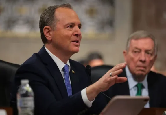AKTUAL24 | Senator american cere Congresului să investigheze dacă Trump a manipulat piața, după ce fiul său a câștigat 415 milioane în 2 ore