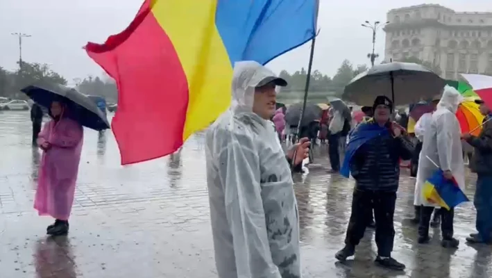 VIDEO În jur de 30 de persoane s-au adunat în Piața Constituției, scandând: „Călin Georgescu, președinte!” / Jandarmii au găsit un protestatar care avea asupra sa 3 cuțite și un briceag