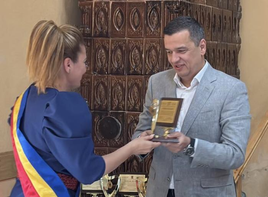 Sorin Grindeanu, declarat cetățean de ONOARE al comunei bunicilor lui. „Pe malul Nerei, am făcut primii pași în viață”