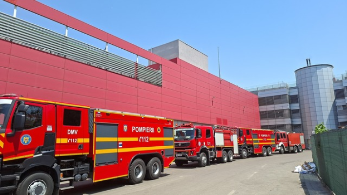 UPDATE - Bucureşti - Incendiu pe terasa mall-ului Afi Palace Cotroceni. 1300 de persoane evacuate/ Se observă degajări de fum la nivelul unor săli din cadrul cinematografului din incinta mall-ului / Incendiul e localizat / Care sunt pagubele - FOTO, VIDEO