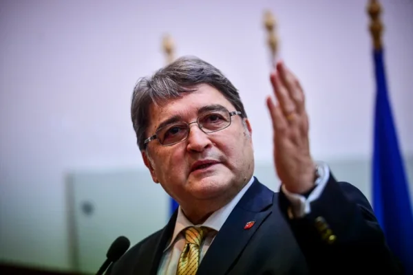 Când va fi dezbătută moțiunea simplă, inițiată de AUR și POT, împotriva ministrului Emil Hurezeanu