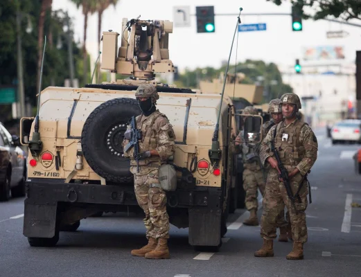 Le Monde: Decizia lui Trump de a trimite mii de rezerviști în uniformă pe străzile din Los Angeles face parte dintr-un scenariu dorit și asumat de președintele american
