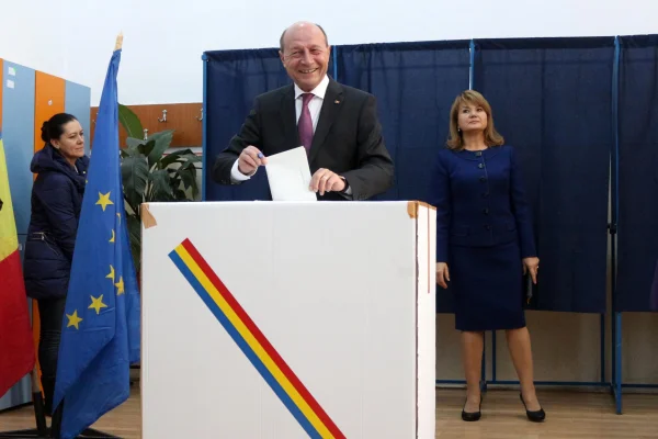 Fostul președinte Traian Băsescu a votat alături de soție: „Este o zi DECISIVĂ. Poporul se va pronunța”