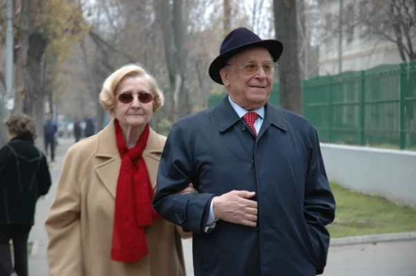 Cele mai noi informații despre starea de sănătate a fostului președinte Ion Iliescu. "Impune menținerea internării în secția de terapie intensivă"