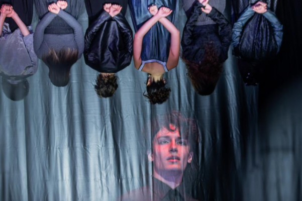 Am trecut de jumătatea FITS 2025. Ziua de marţi a adus în fața publicului spectacolele lui Neil LaBute, Radu Afrim, Alexis Michalik, Gravity & Other Myths