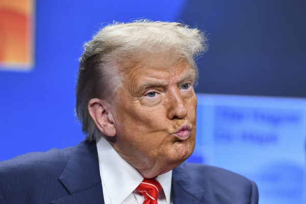 Trump afirmă că a aprobat trimiterea de arme defensive în Ucraina