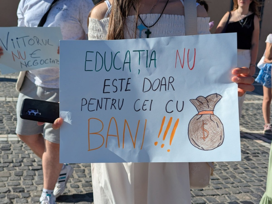 Protest al elevilor din Brașov față de reducerea burselor: „Cine taie educația sabotează generația”