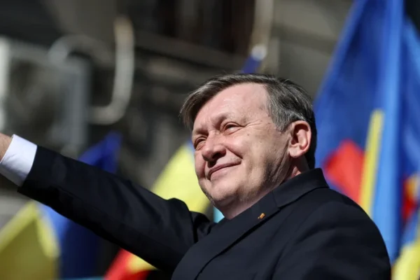 Crin Antonescu și-a depus candidatura la prezidențiale în huidulieli: Doar eu îl pot învinge pe Călin Georgescu