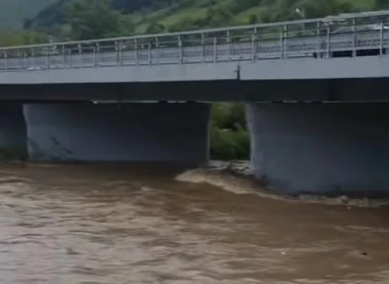 Avertizări multiple de inundații. În unele zone din Moldova și Ardeal este cod roșu