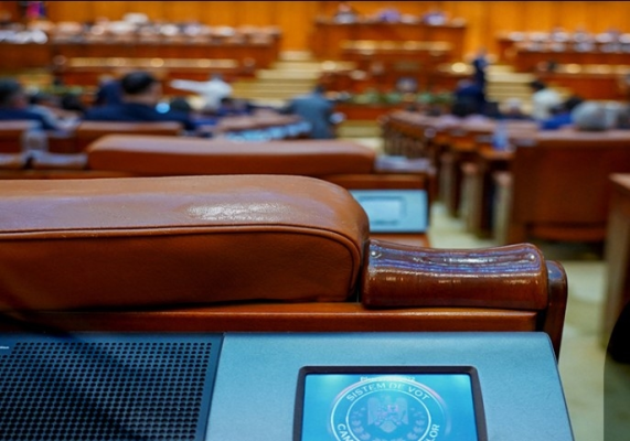Ziua în care Guvernul Bolojan își asumă răspunderea în Parlament pentru măsurile de austeritate. Care este procedura