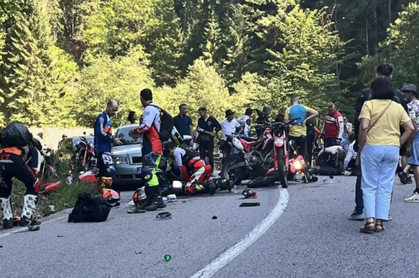 VIDEO Tragedie pe Transalpina: Doi motociclişti au murit pe loc. Accident grav şi pe Transfăgărăşan, motociclist intubat luat cu elicopterul SMURD