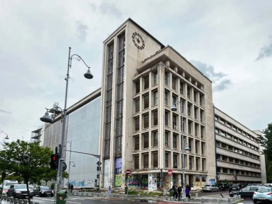 Mai multe firme stau gratis în clădirea unui minister. “Ministerul va încasa chiria, şmecheraşii nu”