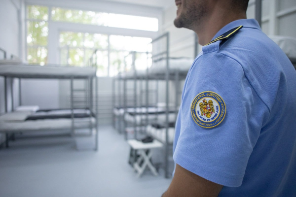 Zeci de angajaţi ai penitenciarului pentru femei de la Târgşor, trimişi în faţa comisiei de disciplină în urma unui control / Sindicatul susţine că măsura e luată pentru a acoperi un „management defectuos” şi reclamă presiuni asupra unor angajaţi