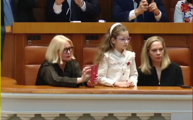 Fiica lui Nicușor Dan, „plictisită” la discursul susținut de tatăl ei în Parlament. Cât mai stă noul președinte în chirie